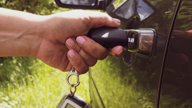 How do I choose a car locksmith