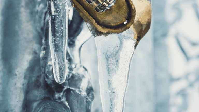 Can I pour warm water on frozen lock